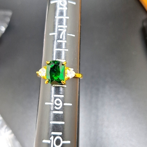 EMERALD cut green stone engagement ring - Picture 3 of 3